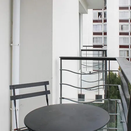 With Balcony In Les Moulineaux Apartment *