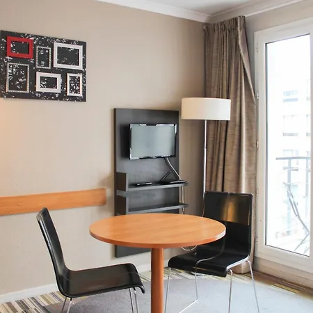 With Balcony In Les Moulineaux Apartment *