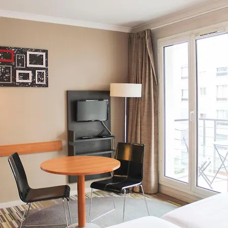 With Balcony In Les Moulineaux Apartment Issy-les-Moulineaux