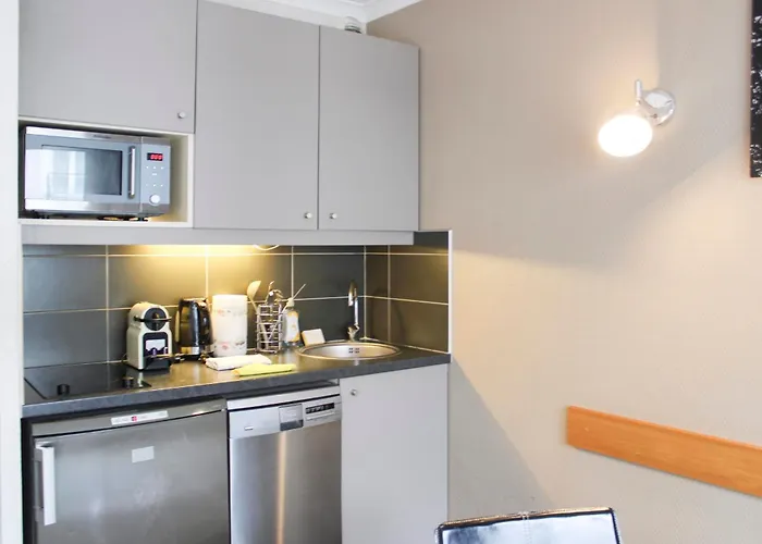 شقة Bright With Parking And Balcony
