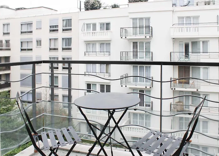 Bright With Parking And Balcony إسّي لي مولينو