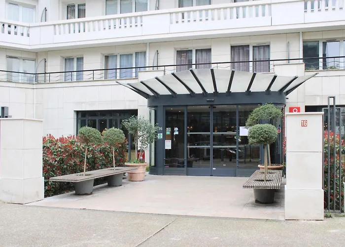 Bright With Parking And Balcony شقة *